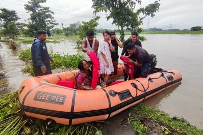 सेल्फी लेते समय बाढ़ के पानी में बह गए असम के 2 स्कूली बच्चे